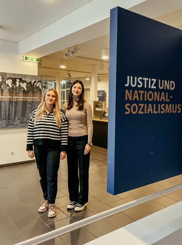 Talia Kirnapci und Lucy Hösel in der Justizakademie Recklinghausen