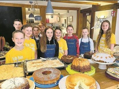 Teilnehmer:innen der Aktion Tagwerk im Gasthaus Stromberg beim Kuchenverkauf