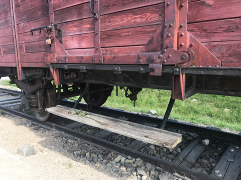 alter Güterwagen mit Rose der Erinnerung auf dem Eintrittsbrett