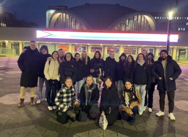 Die SchülerInnen des DKM Kurses vor dem Theater in Dortmund