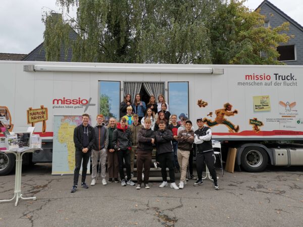 Fluchtursachen selbst erleben: Q1-Sowi-GK besucht den Missio-Truck